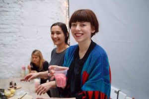 zdjęcie z uśmiechniętymi osobami